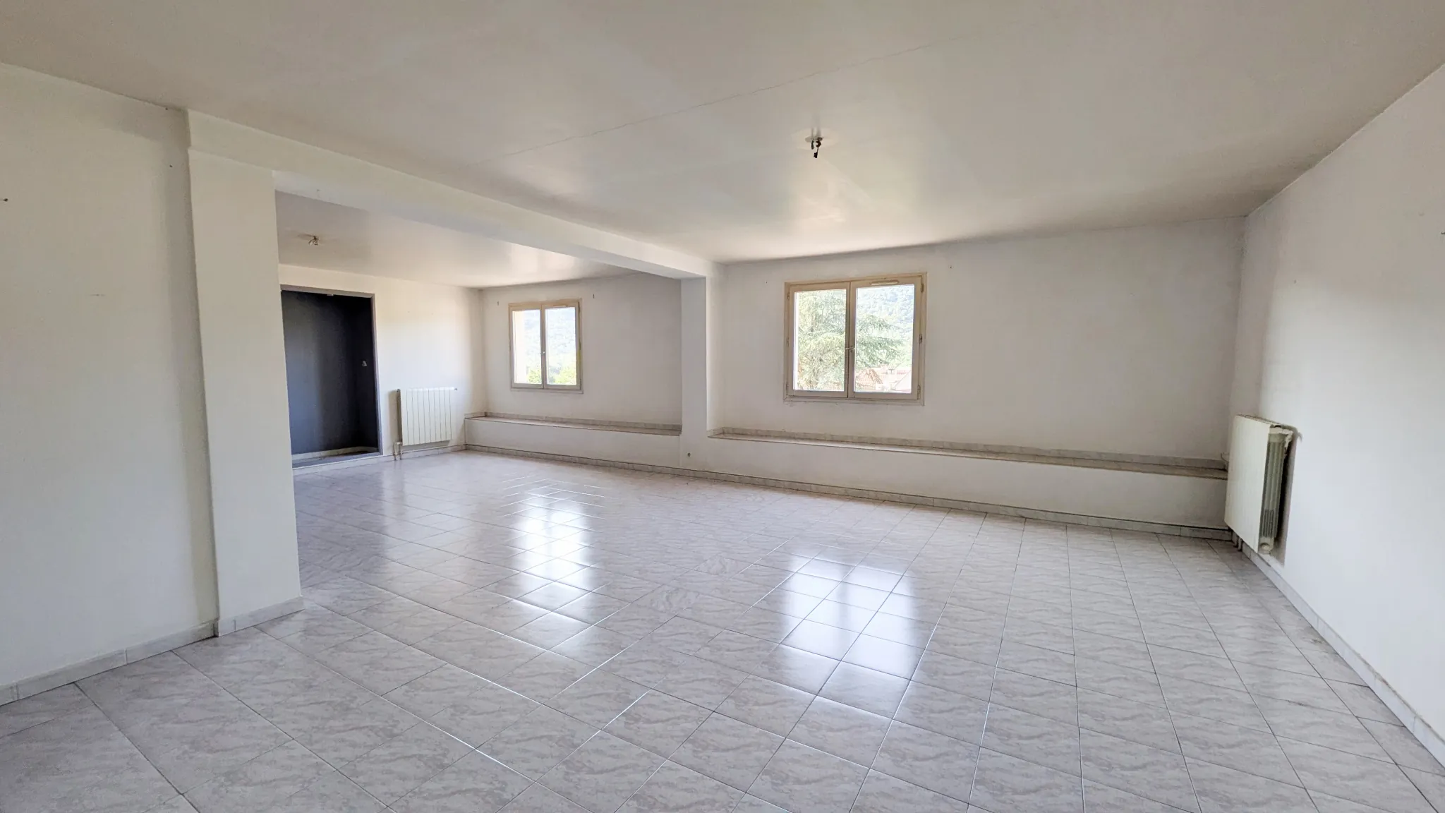 Appartement T5 de 175 m² à Signes avec terrasse et fort potentiel 