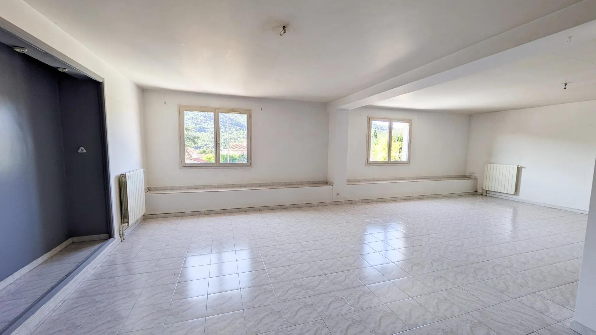 Appartement T5 de 175 m² à Signes avec terrasse et fort potentiel 