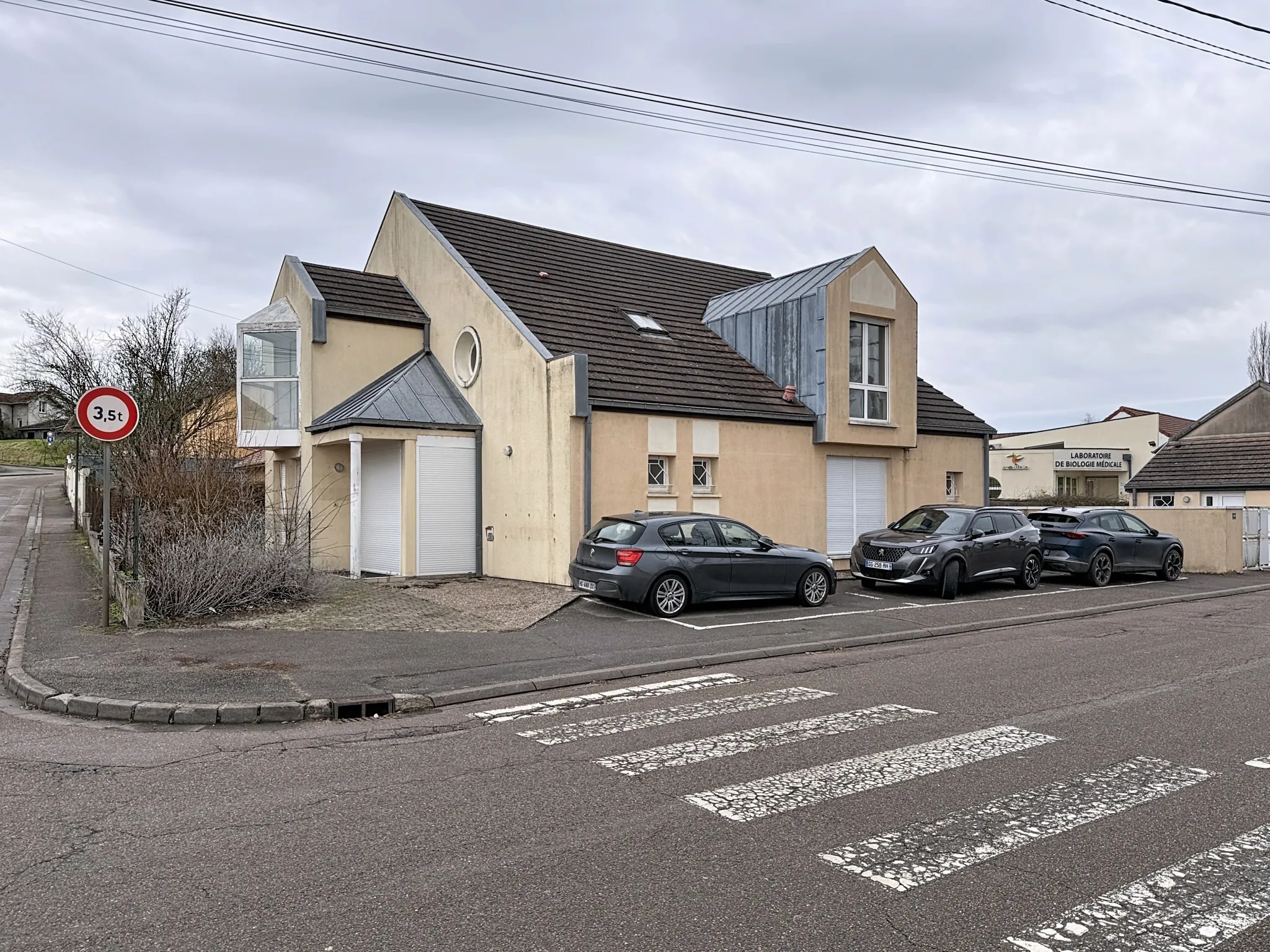 Vente ancien laboratoire médical à Mirecourt avec potentiel mixte, parking et espace à rénover