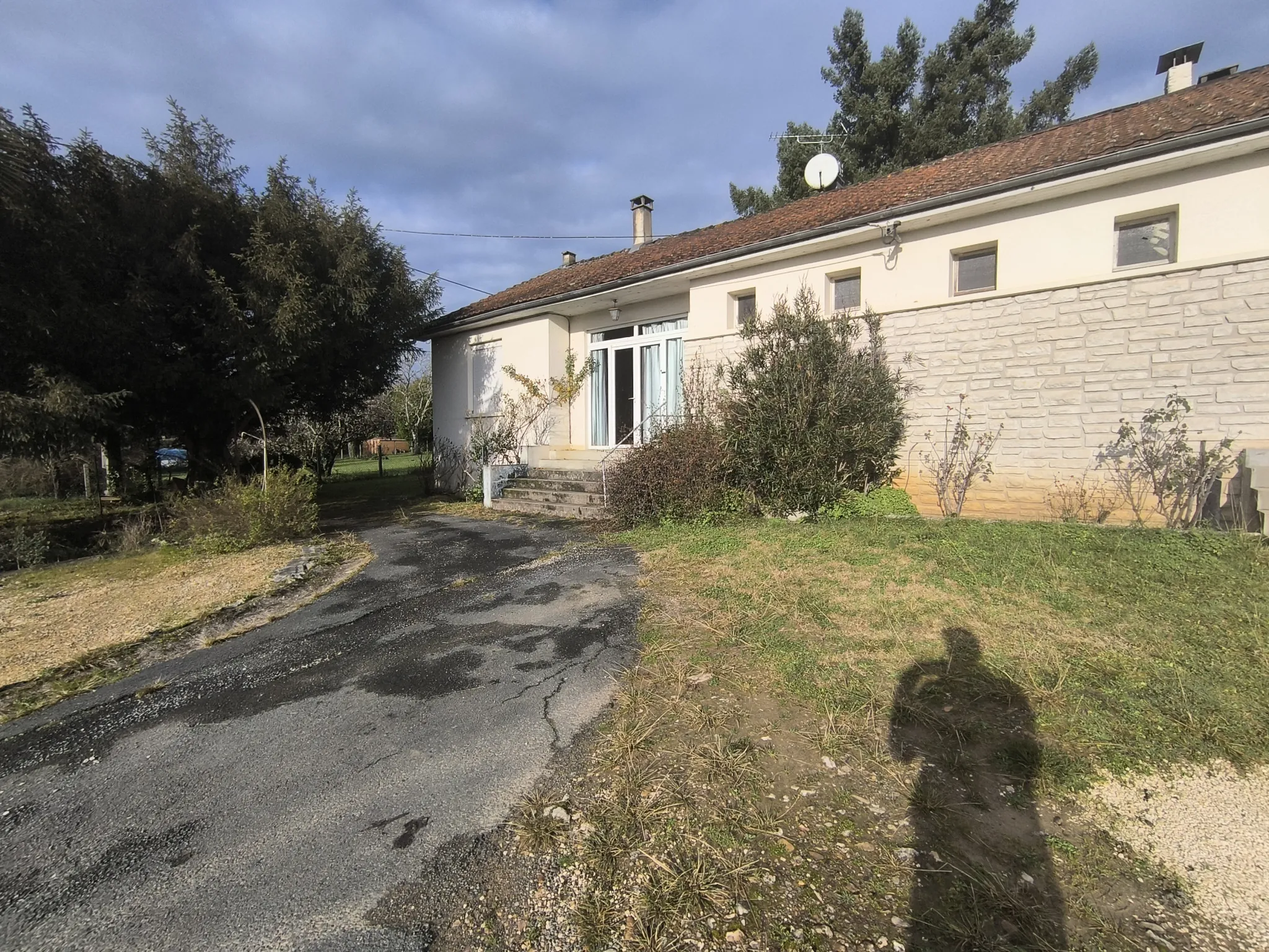 Maison mitoyenne à Chancelade avec grand potentiel et terrain de 1400 m²