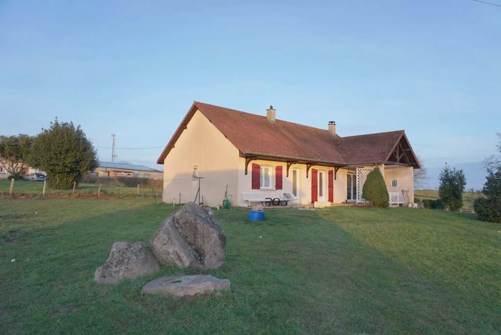 Maison de plain-pied à proximité du Le Donjon avec grand terrain 