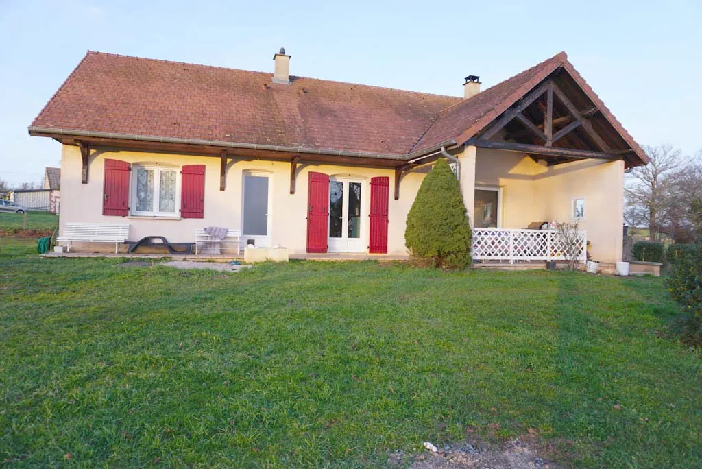 Maison de plain-pied à proximité du Le Donjon avec grand terrain