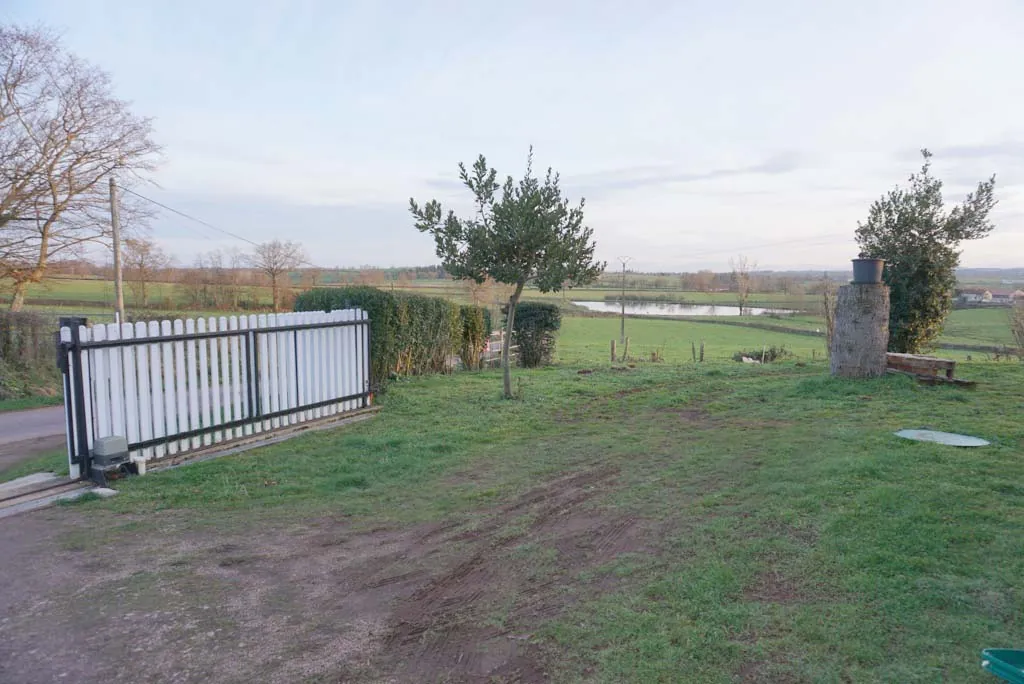 Maison de plain-pied à proximité du Le Donjon avec grand terrain 