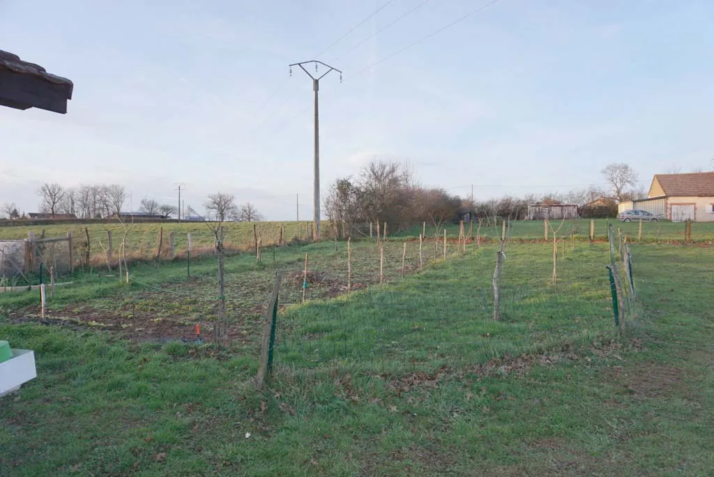 Maison de plain-pied à proximité du Le Donjon avec grand terrain 