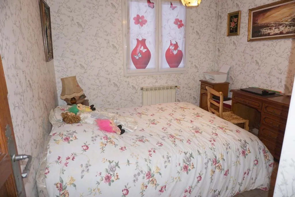 Maison de plain-pied à proximité du Le Donjon avec grand terrain 