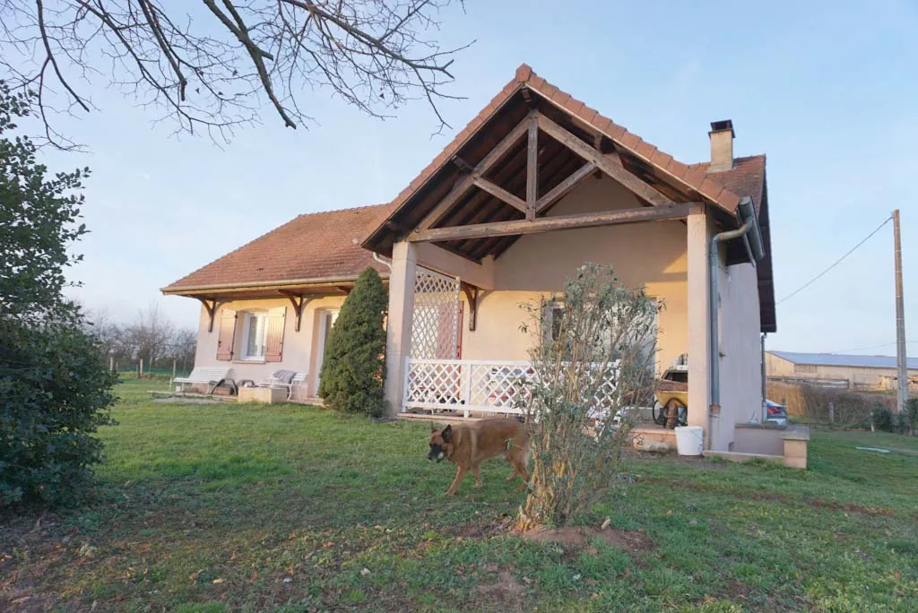 Maison de plain-pied à proximité du Le Donjon avec grand terrain 
