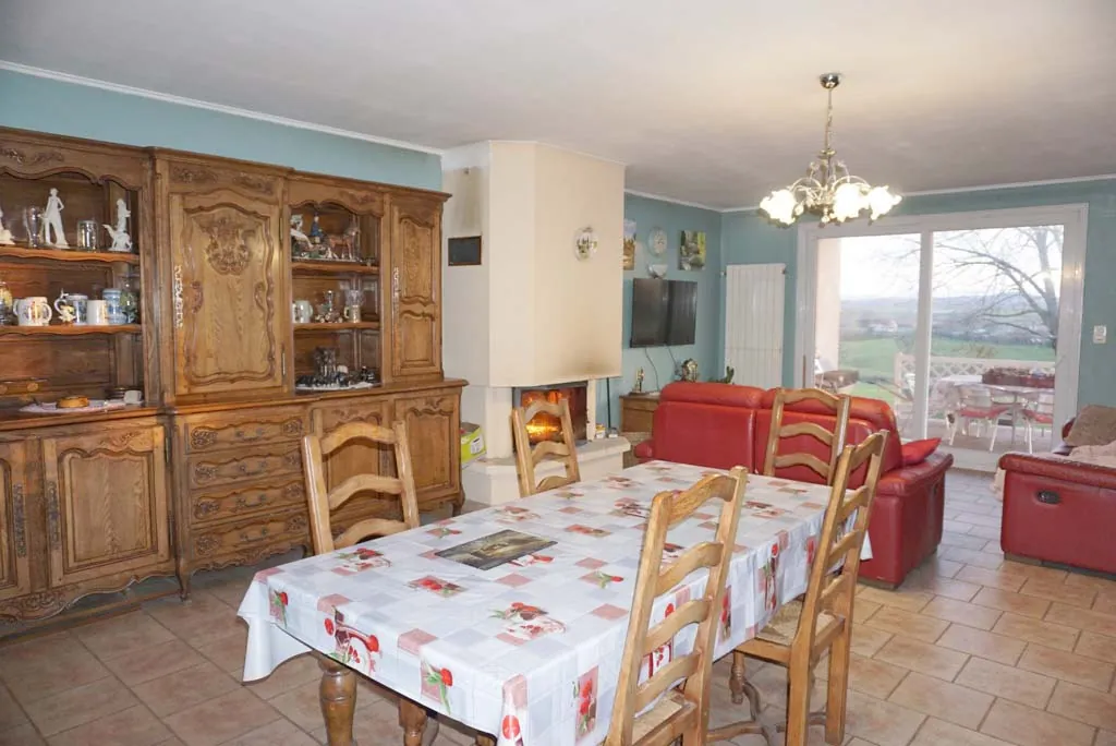 Maison de plain-pied à proximité du Le Donjon avec grand terrain 