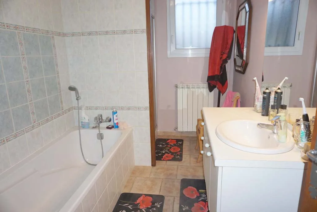 Maison de plain-pied à proximité du Le Donjon avec grand terrain 