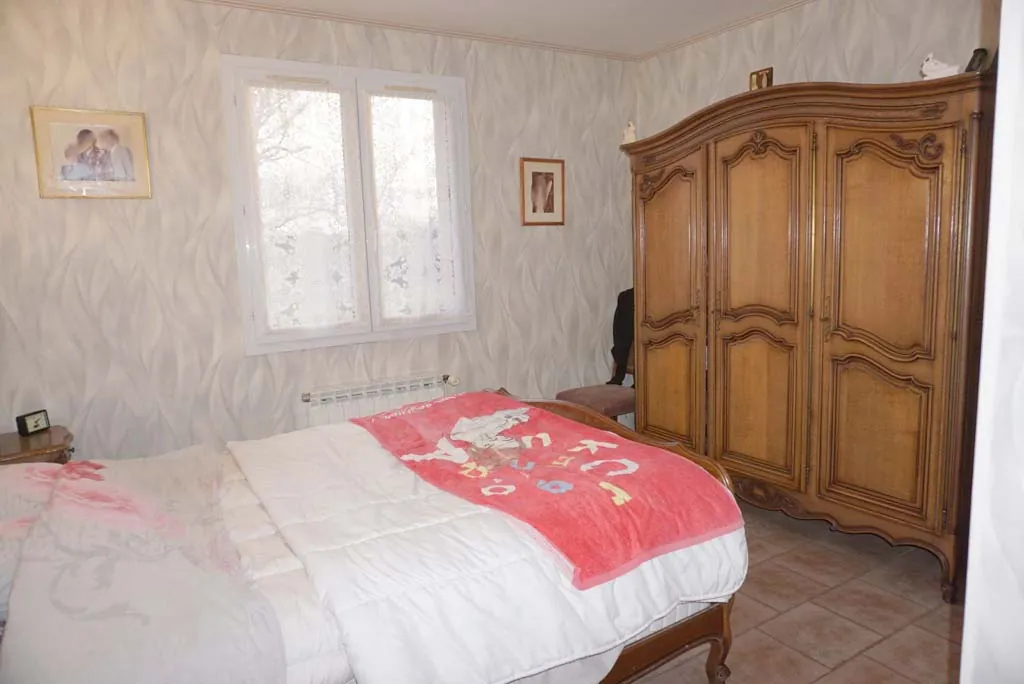 Maison de plain-pied à proximité du Le Donjon avec grand terrain 