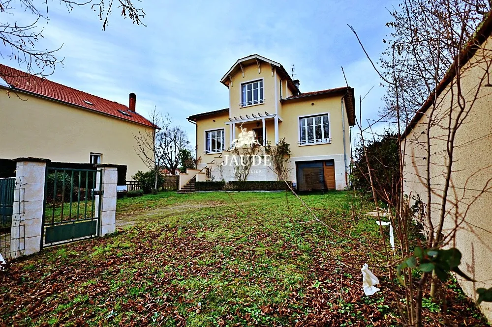 A vendre maison de caractère à Courpière, style années 1950, 117 m² avec garage et terrain de 625 m²