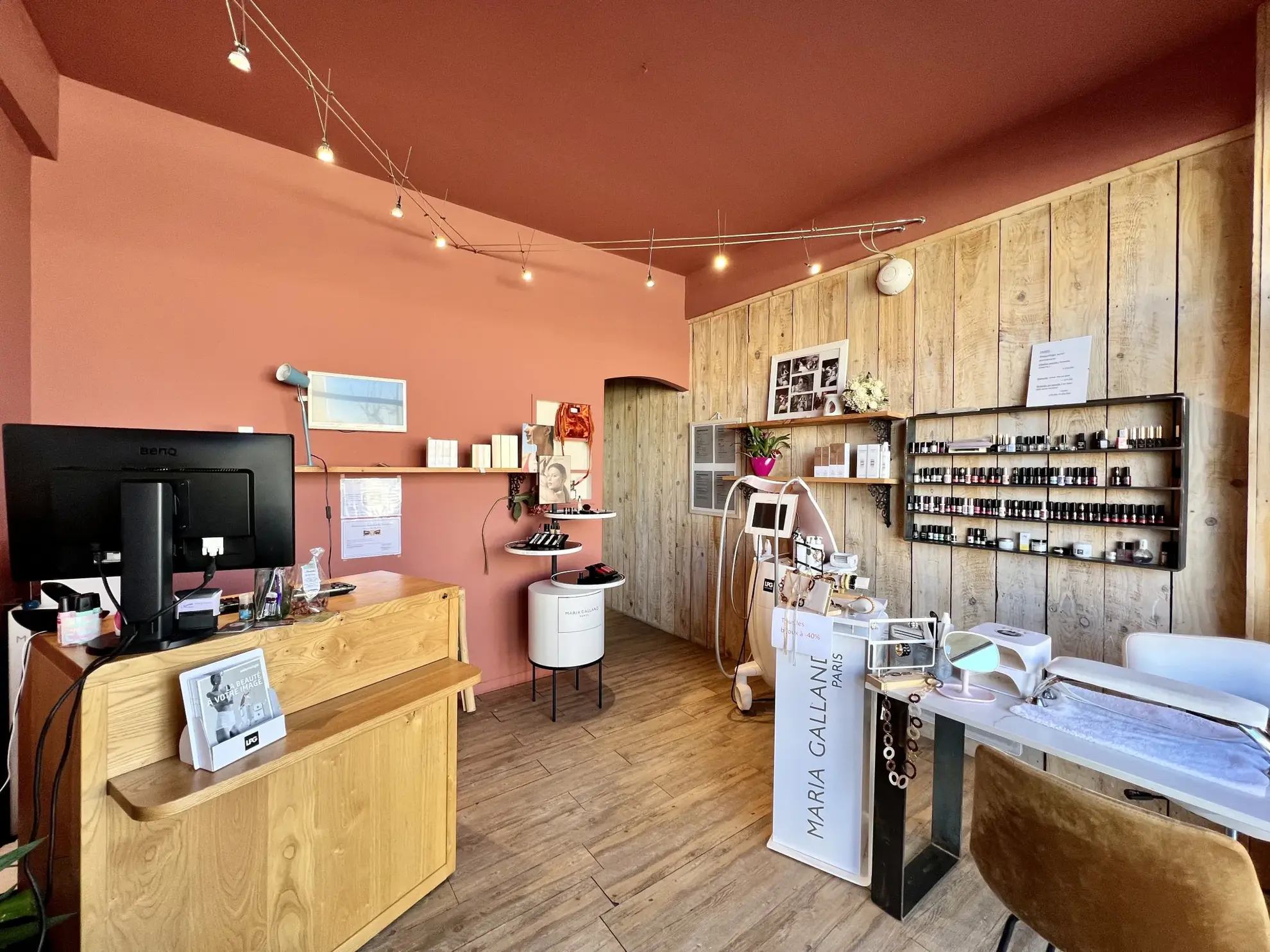 Fonds de commerce institut de beauté à Trèbes avec parking et clientèle fidèle