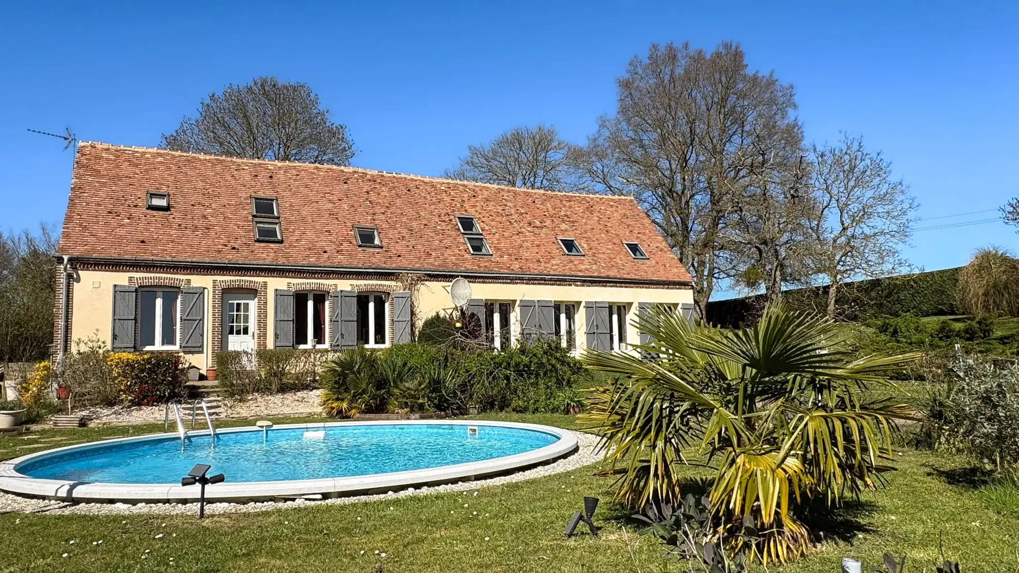 Propriété de campagne avec piscine, grand terrain et dépendances à 30 min de La Flèche Bernard