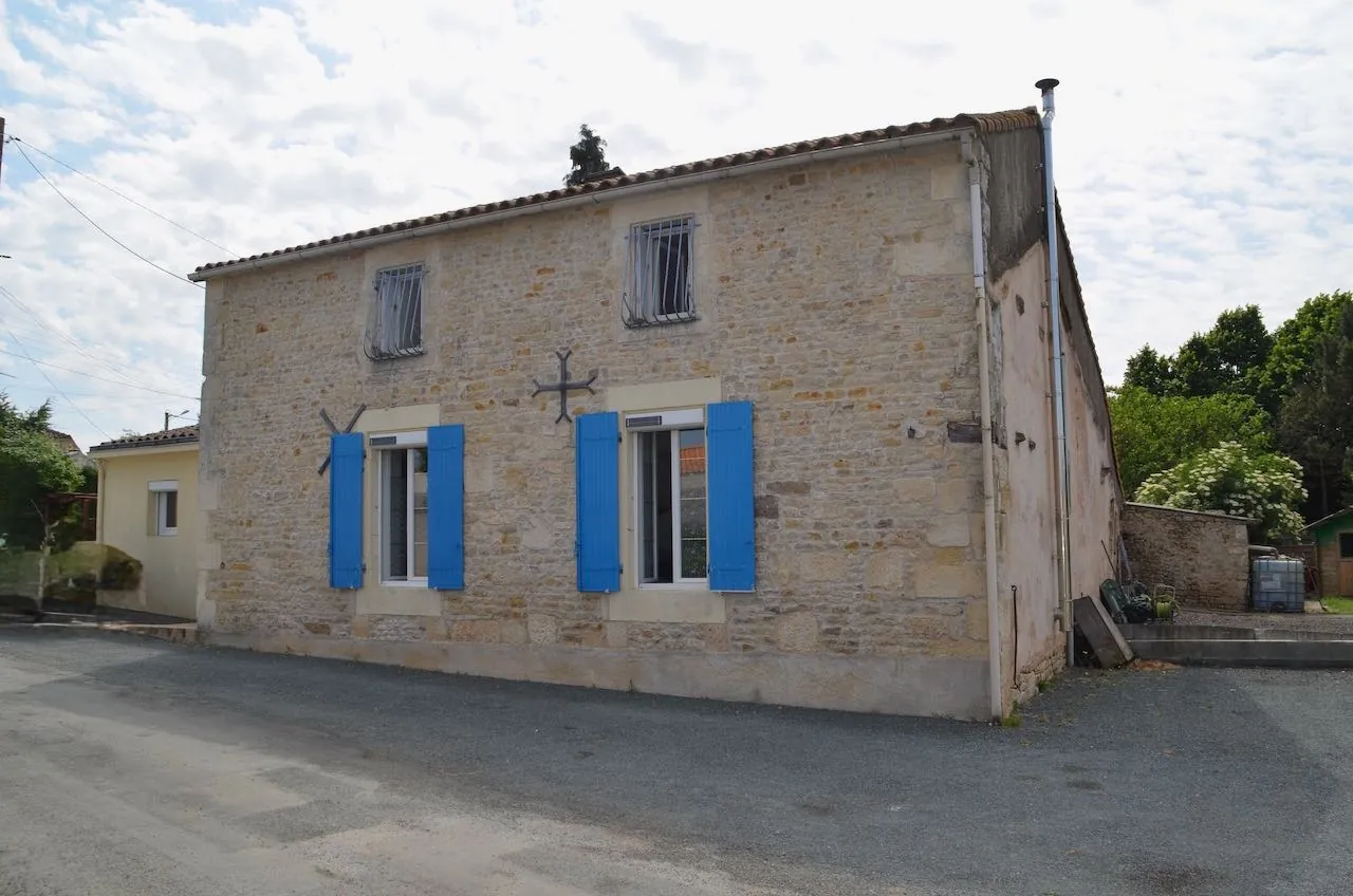 Maison en pierre à Saint-Jean-d'Hermine avec jardin clos et 4 chambres