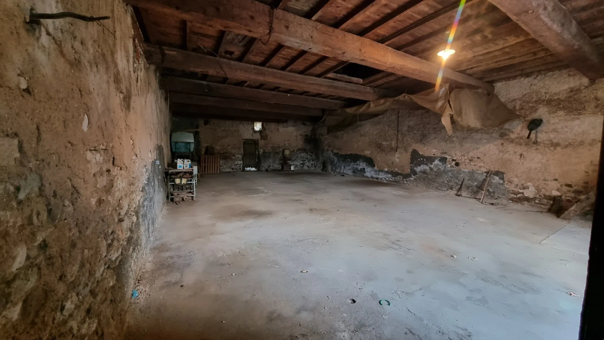 Remise agricole à Villeneuve Minervois avec potentiel de 110,60 m² 