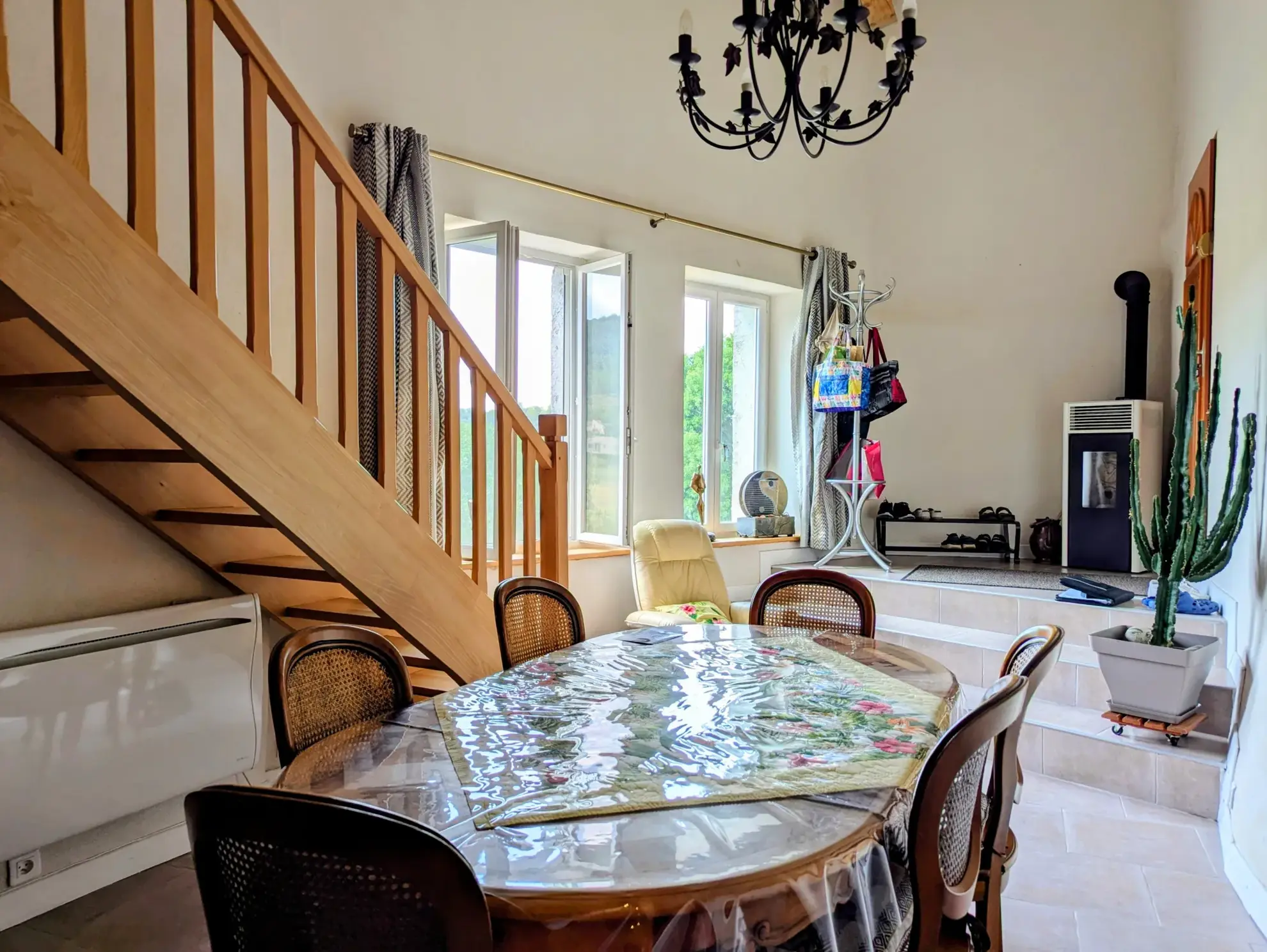 Maison rénovée avec cour, garage et vue imprenable sur la nature à Aigues Vives