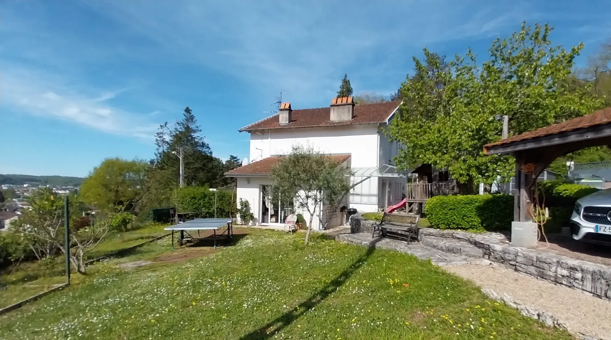Maison familiale avec piscine et vue dégagée à Trelissac