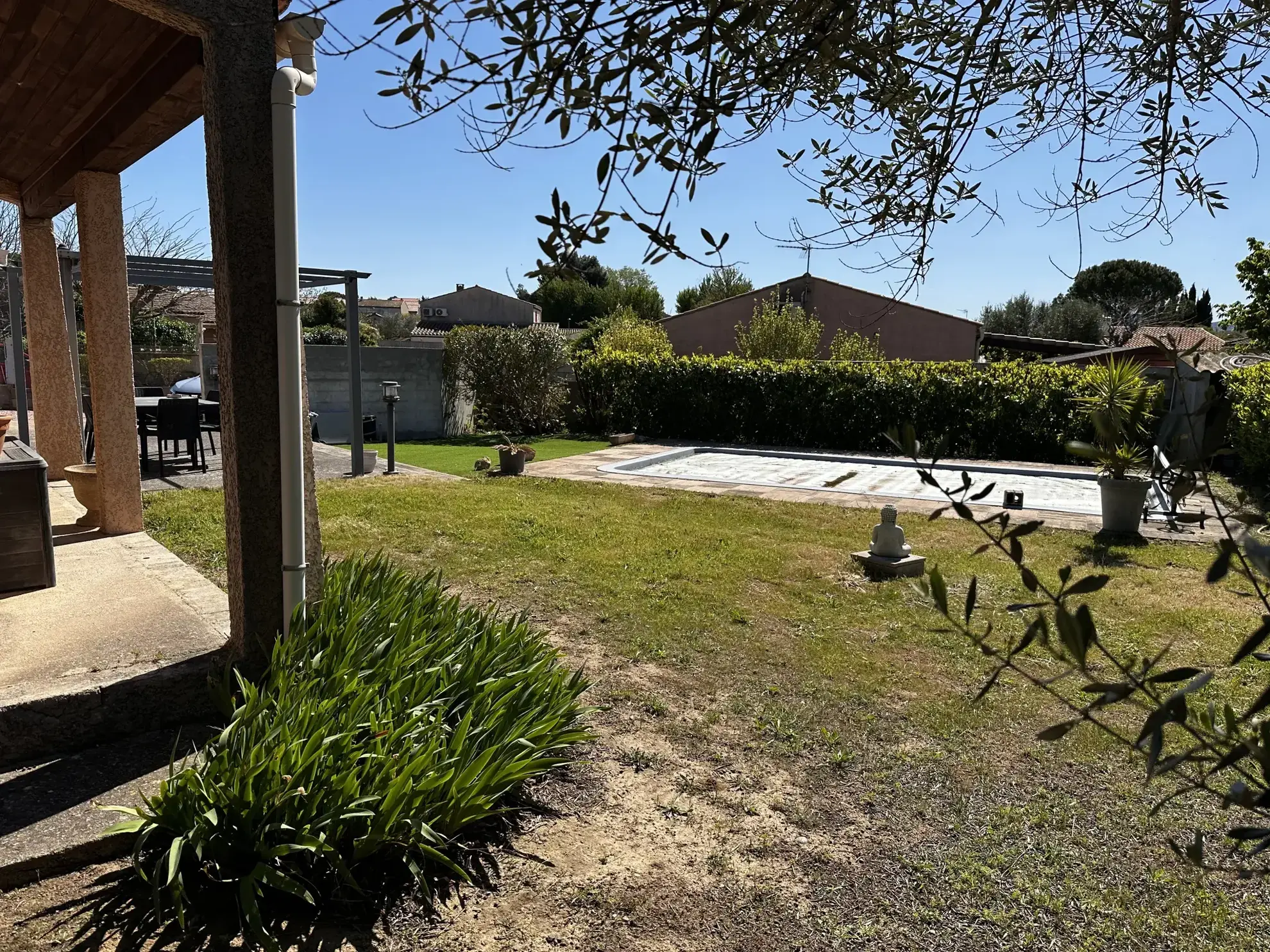 Maison de plain-pied avec piscine, jardin et garage à Trèbes 