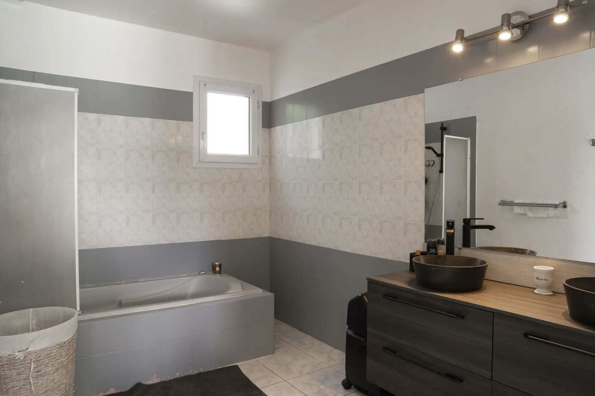 Maison de plain-pied avec piscine, jardin et garage à Trèbes 