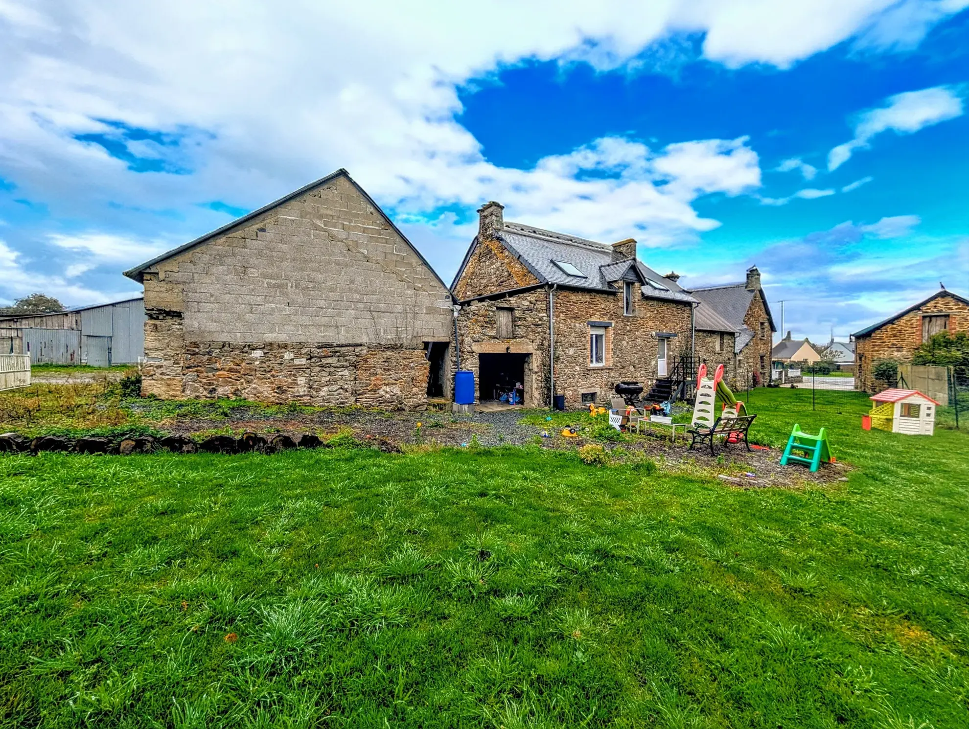 Maison rénovée avec 4 chambres à Comblessac en secteur Grand Brocéliande 