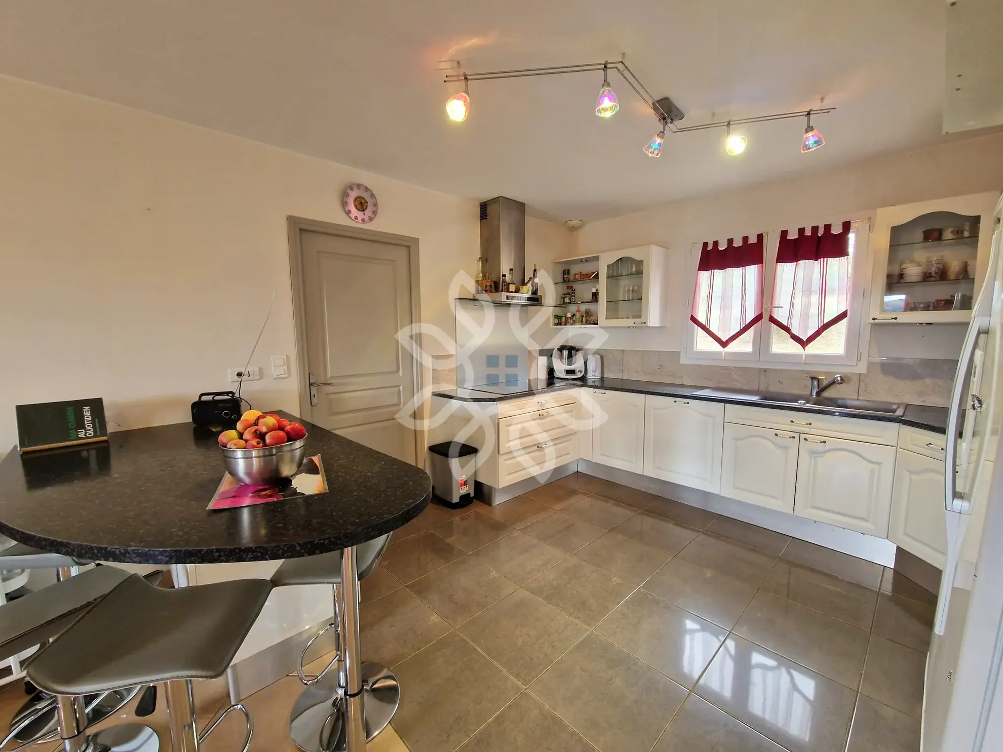 Maison de plain-pied lumineuse avec vue dégagée à Vieille-Brioude 