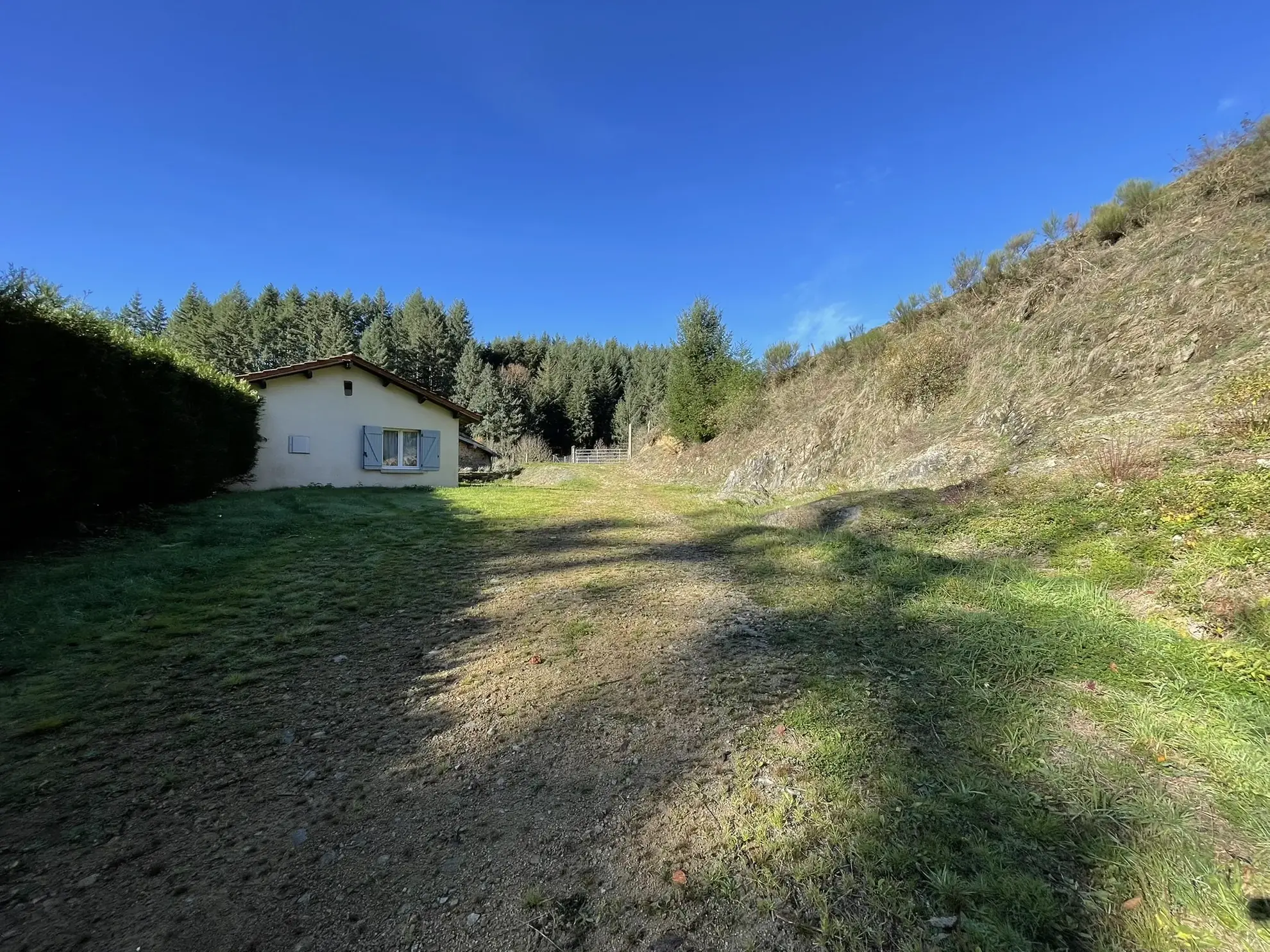 Villa 2 chambres de plain-pied avec grand sous-sol et terrain à Cublize 