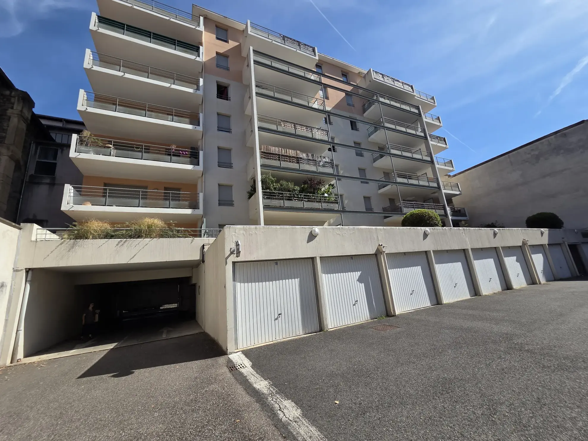 Appartement F5 lumineux avec terrasse et garages au dernier étage à Saint-Étienne