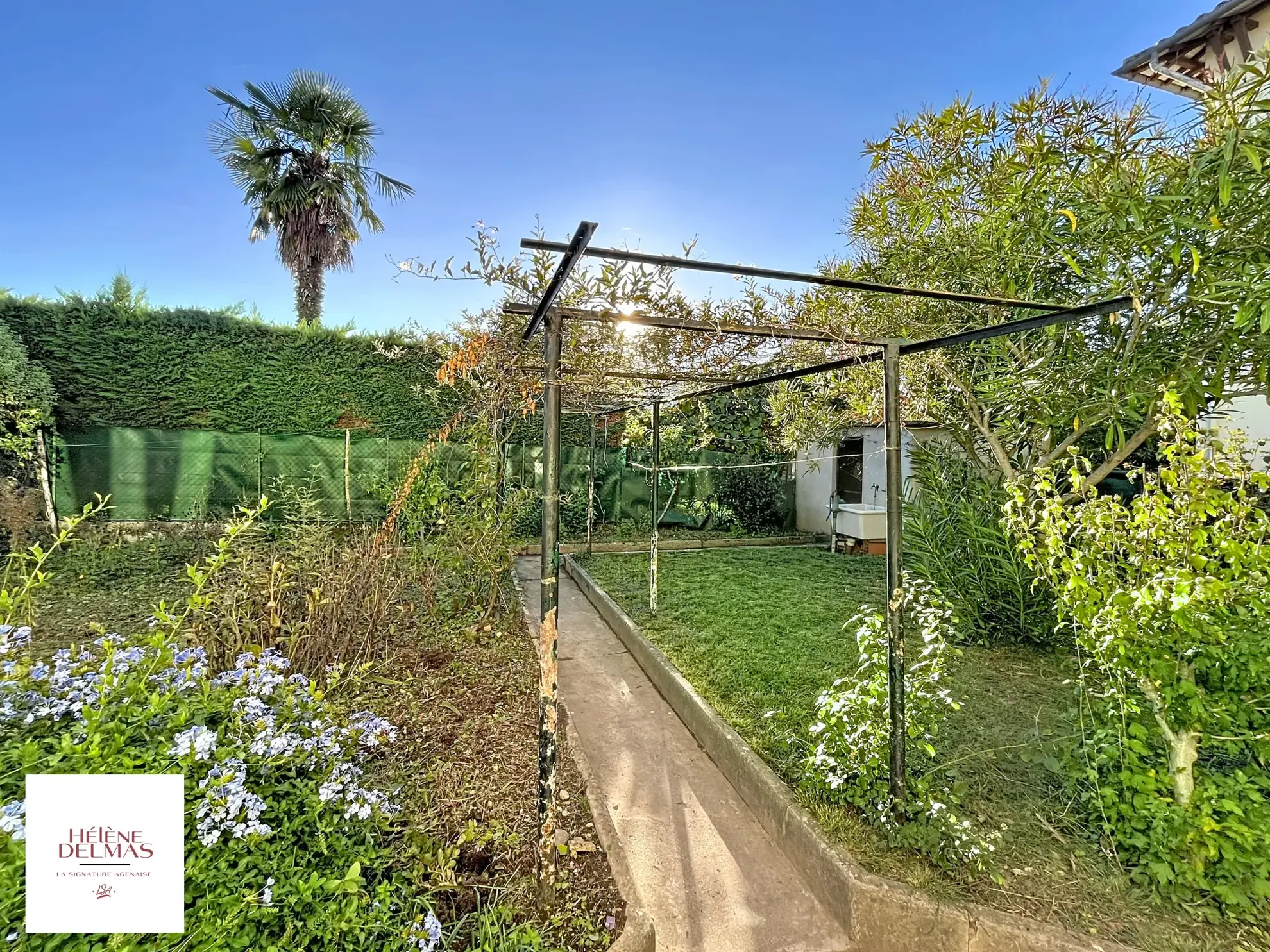 Maison de ville avec jardin à vendre à Agen, fort potentiel 