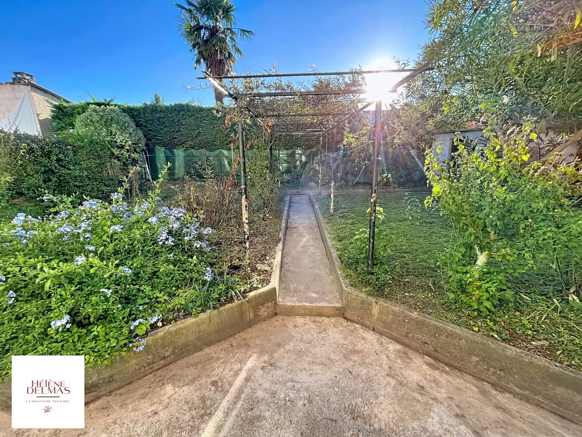 Maison de ville avec jardin à vendre à Agen, fort potentiel 