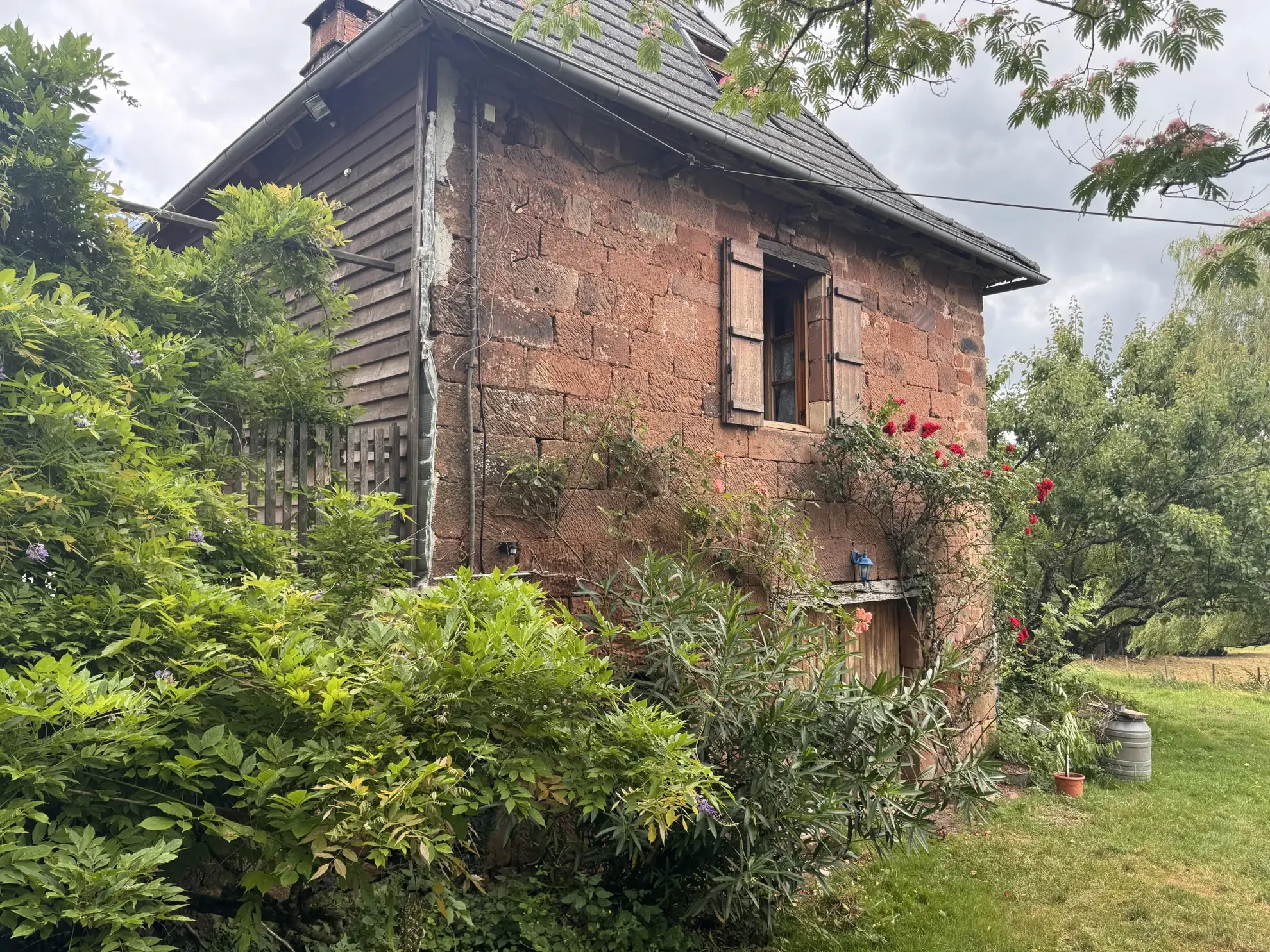 Charmante maison en pierres à Louignac avec vue imprenable – 130 m², 4 chambres, dépendance