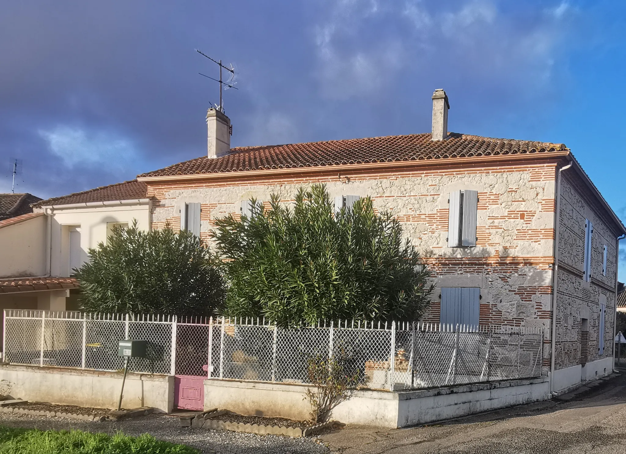 Maison à restaurer de 195 m² à Goudourville, potentiel d'investissement