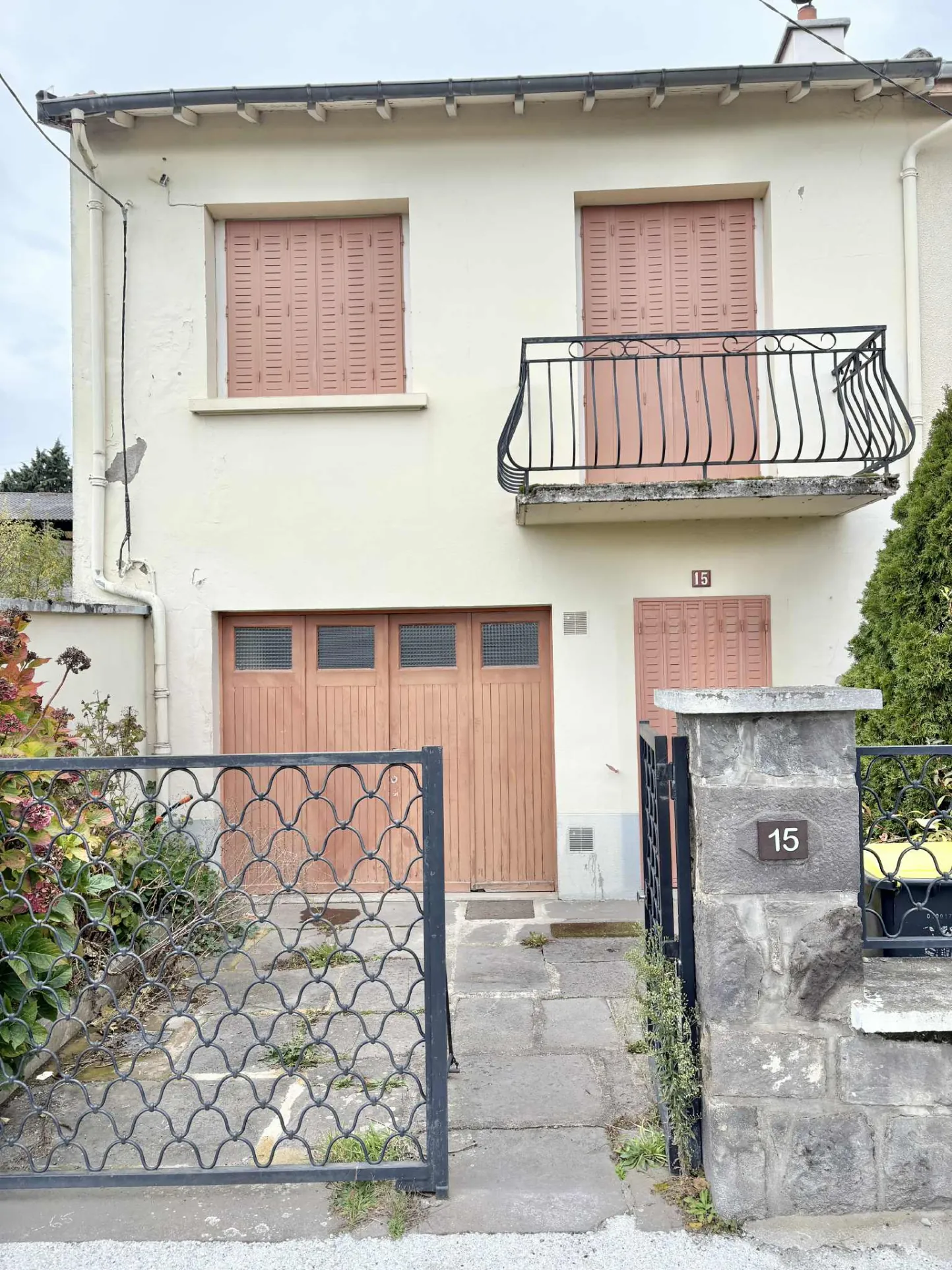 Maison à rénover de 76 m² à Moule-Marcénat avec garage et cour privée