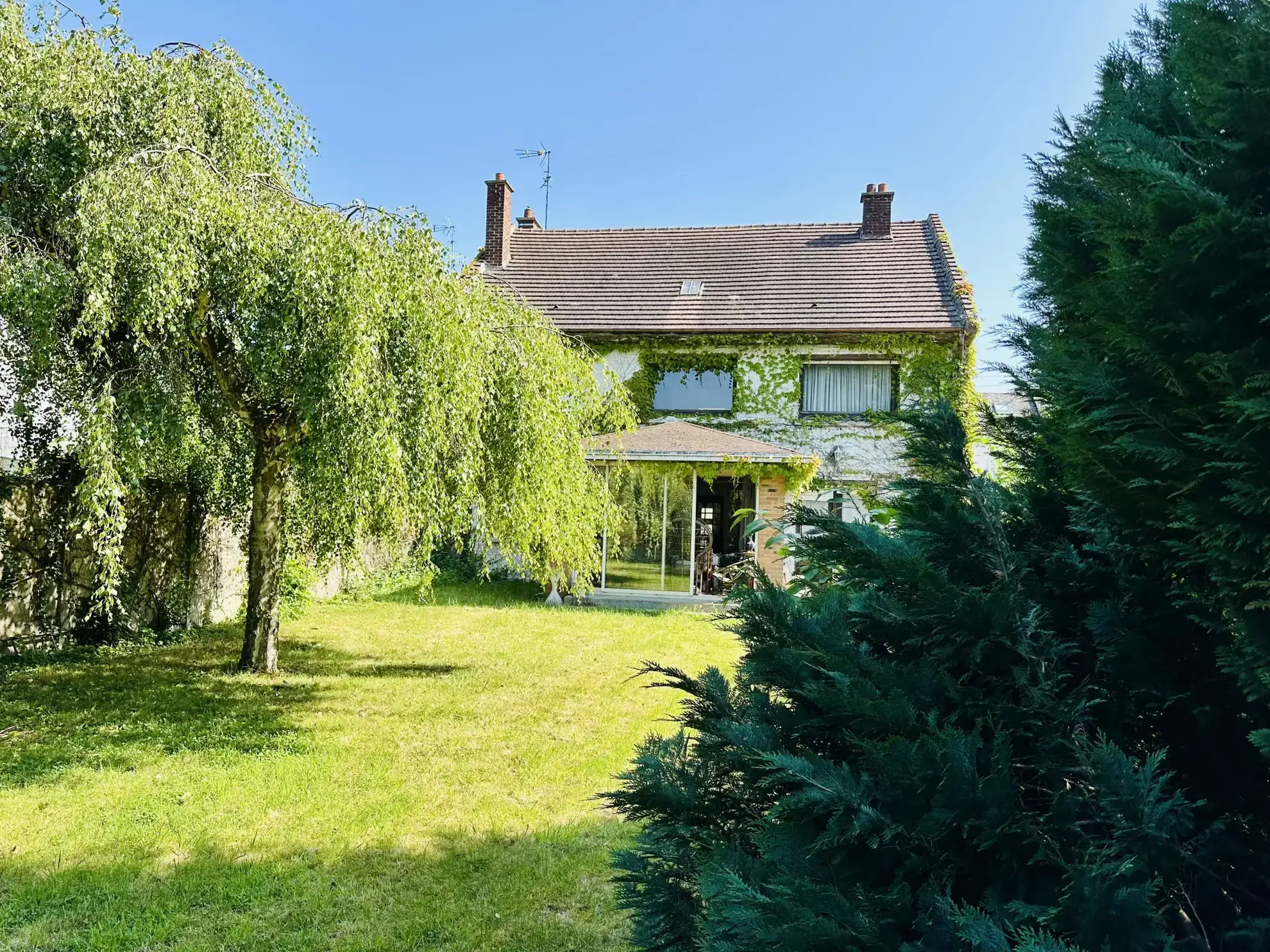 Maison familiale avec 5 chambres à Caudry, grand jardin et potentiel de rénovation 