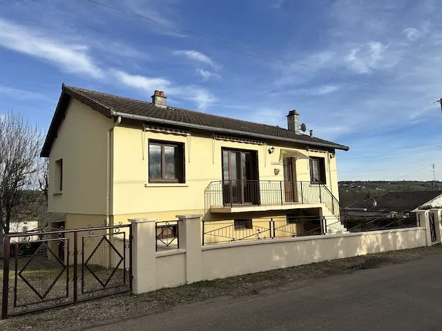 Maison avec sous-sol complet à Iguerande - 1037 m2 de jardin