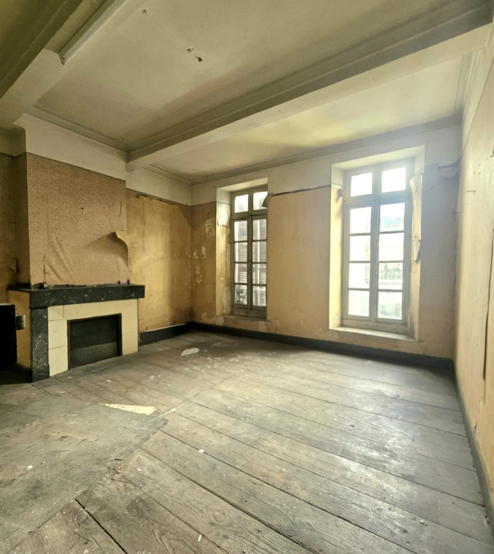 Immeuble à vendre au centre de Bagnères-de-Bigorre, potentiel locatif et rénovation complète 