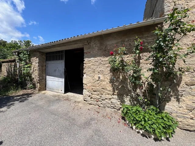Maison de maître avec jardin, grand garage, proche commerces dans l'Aude