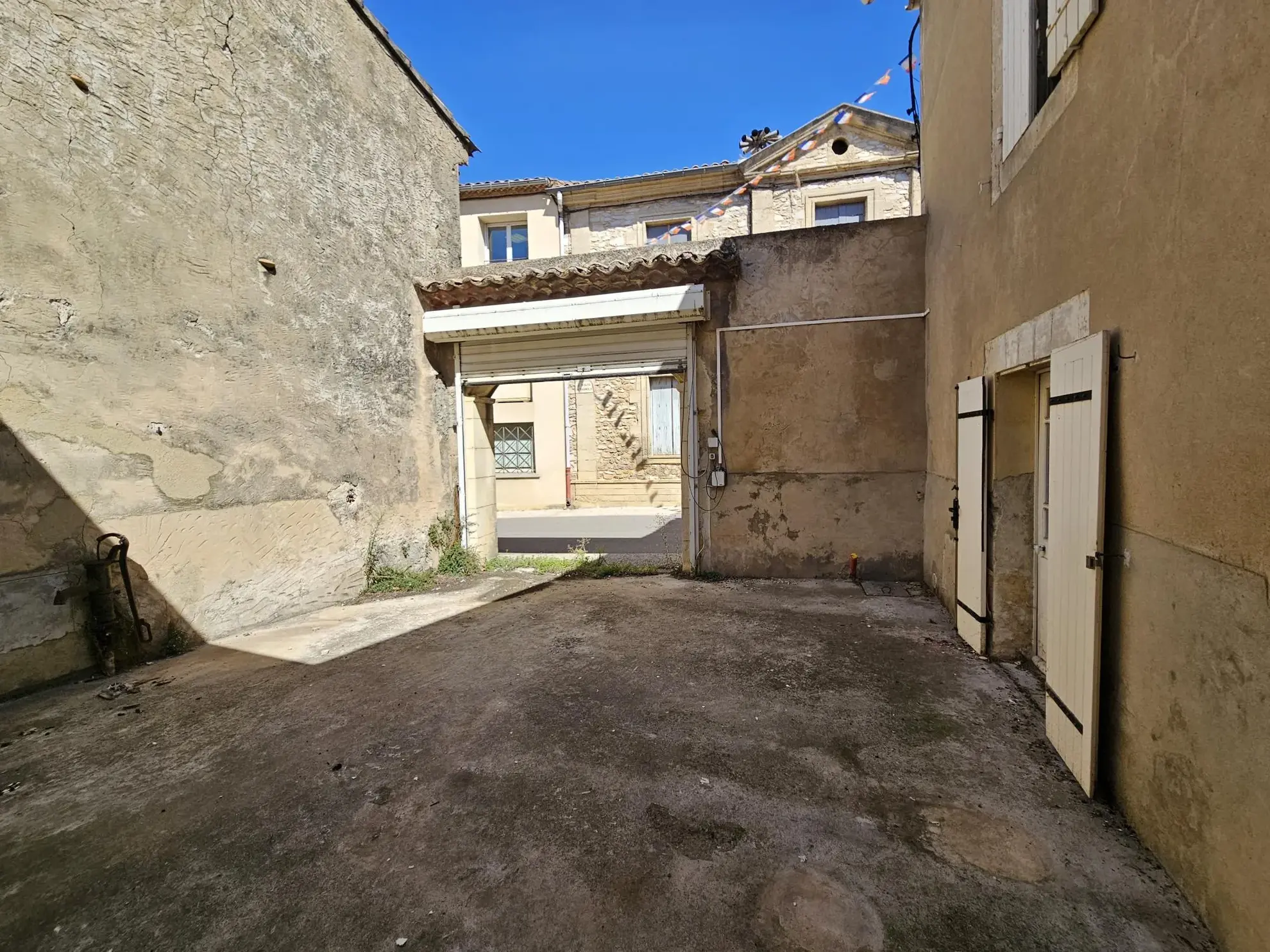 Maison à rénover de 90 m² en centre-ville à St Genies de Comolas 