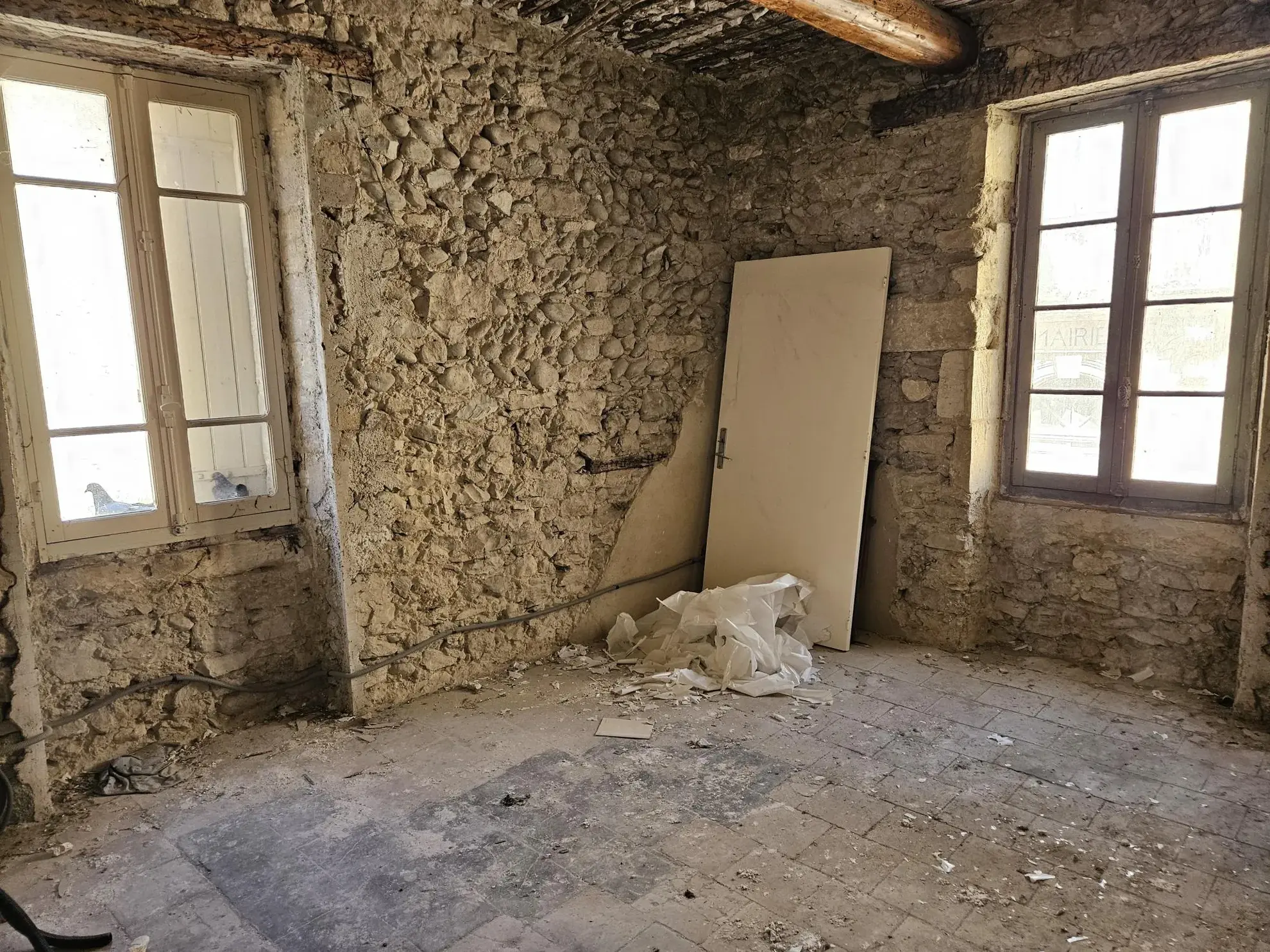 Maison à rénover de 90 m² en centre-ville à St Genies de Comolas 