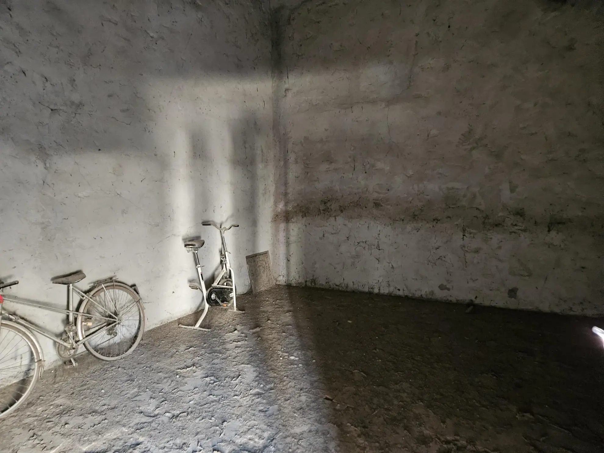 Maison à rénover de 90 m² en centre-ville à St Genies de Comolas 