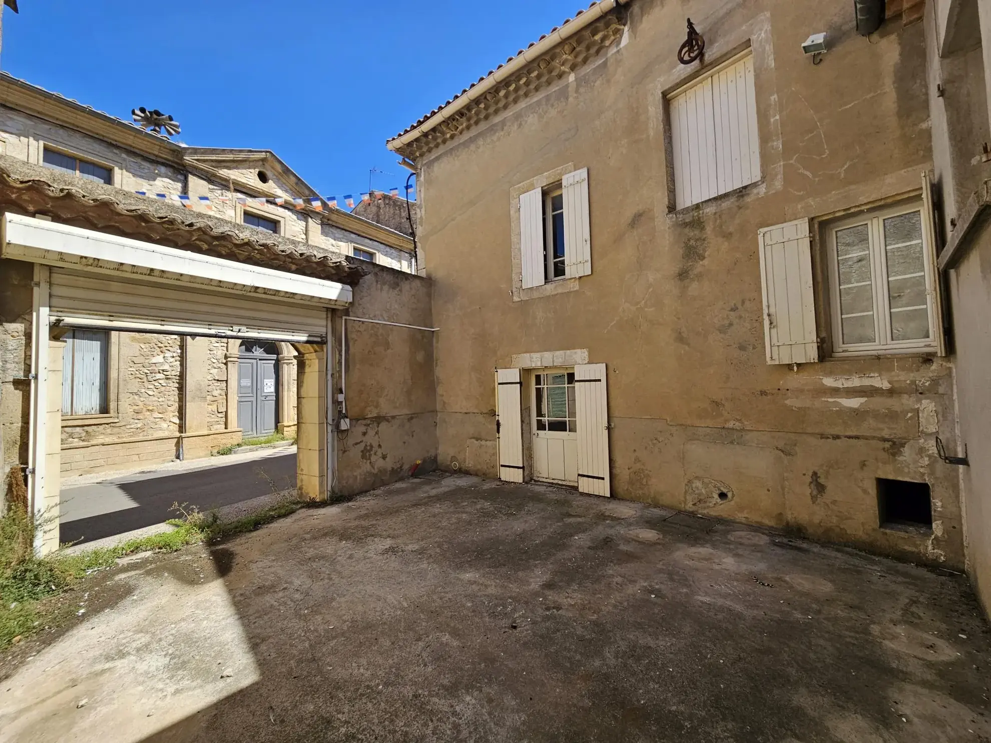 Maison à rénover de 90 m² en centre-ville à St Genies de Comolas 