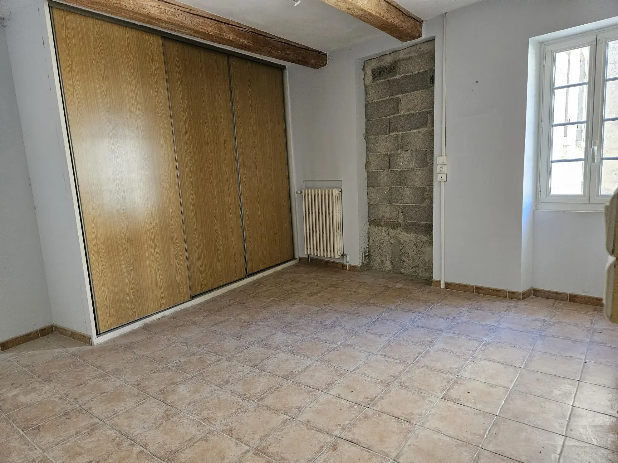 Maison à rénover de 90 m² en centre-ville à St Genies de Comolas 