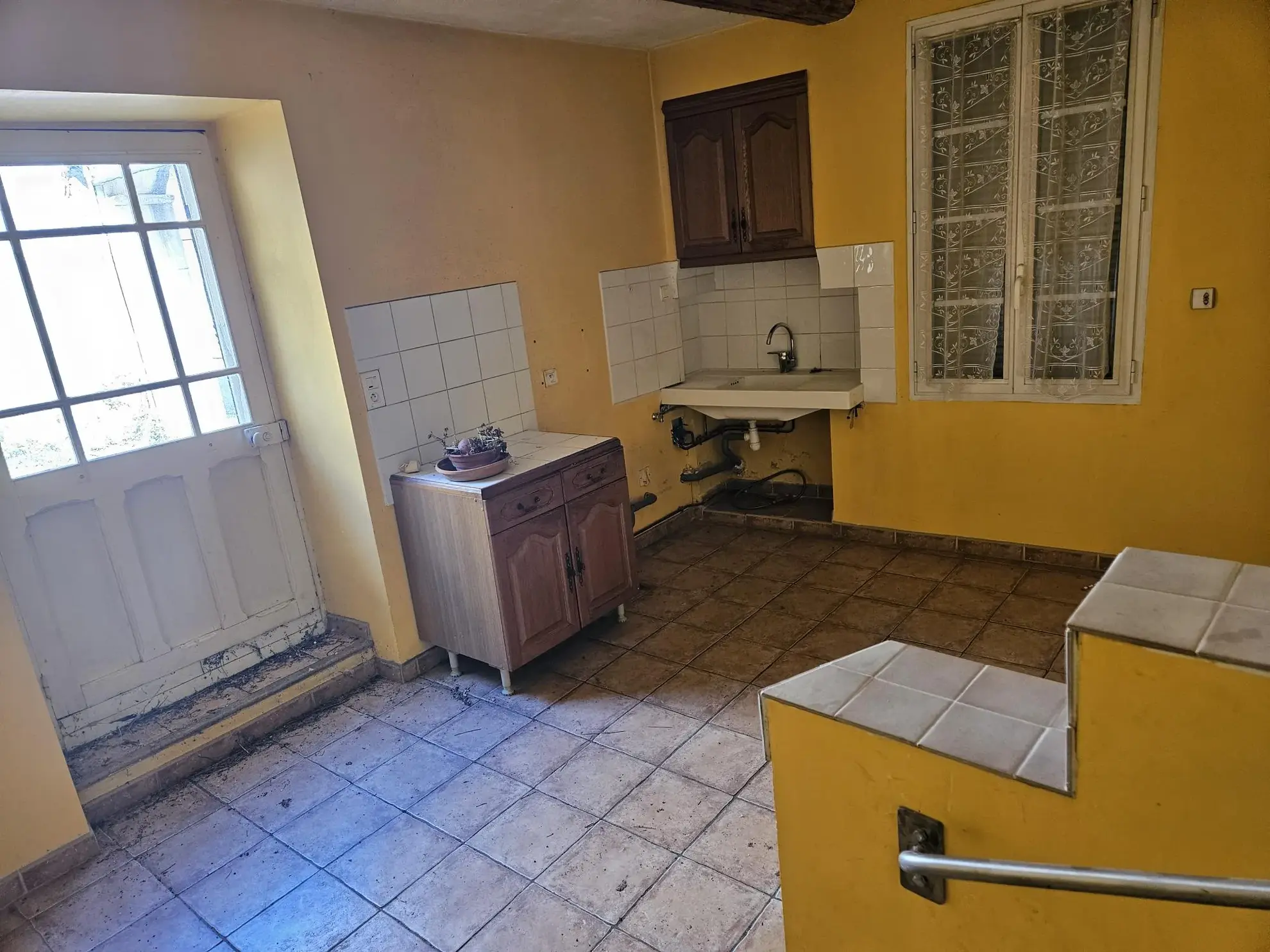 Maison à rénover de 90 m² en centre-ville à St Genies de Comolas 