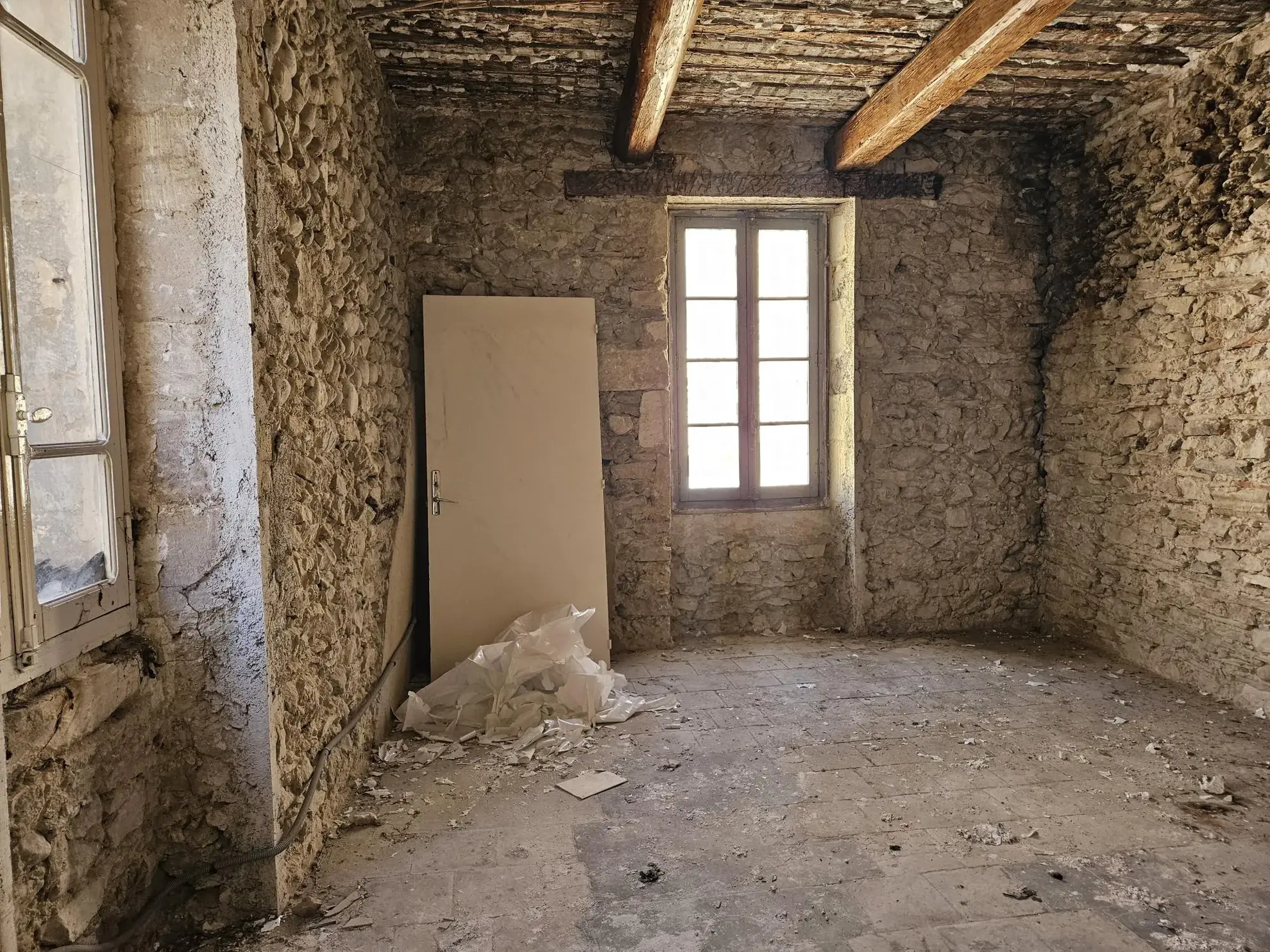 Maison à rénover de 90 m² en centre-ville à St Genies de Comolas 