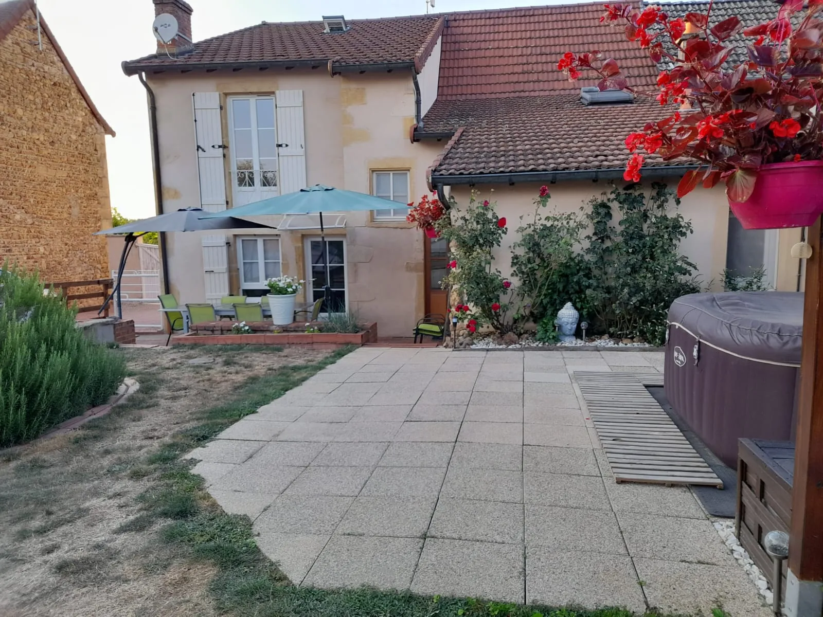 Maison de village rénovée de 137 m² avec grand atelier à Semur en Brionnais