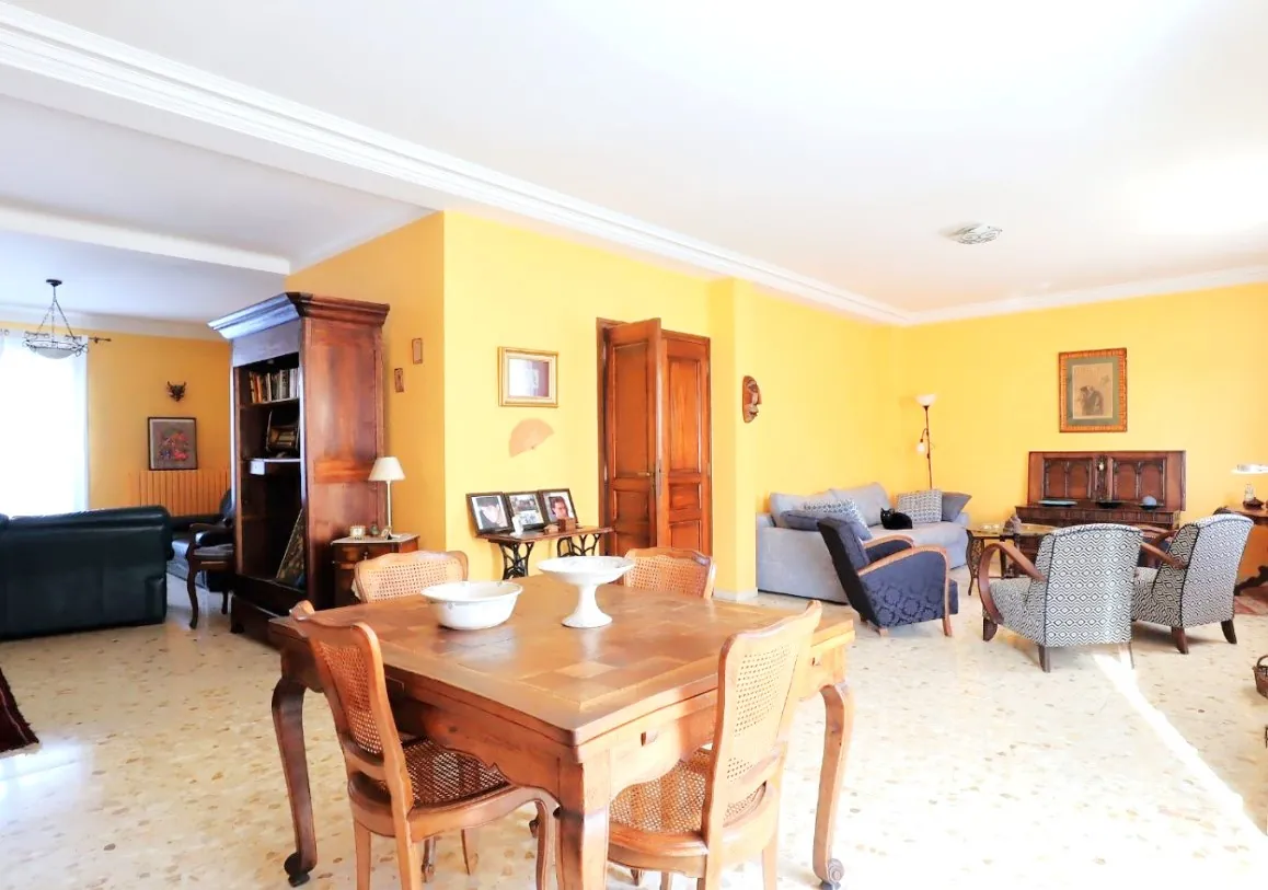 Maison de ville familiale de 178 m² avec jardin et garage à Perpignan 