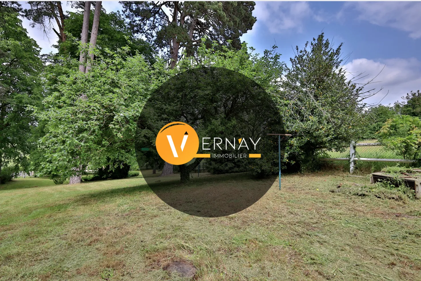 Terrain constructible arboré à vendre à Pont-Évêque - 1200 m²