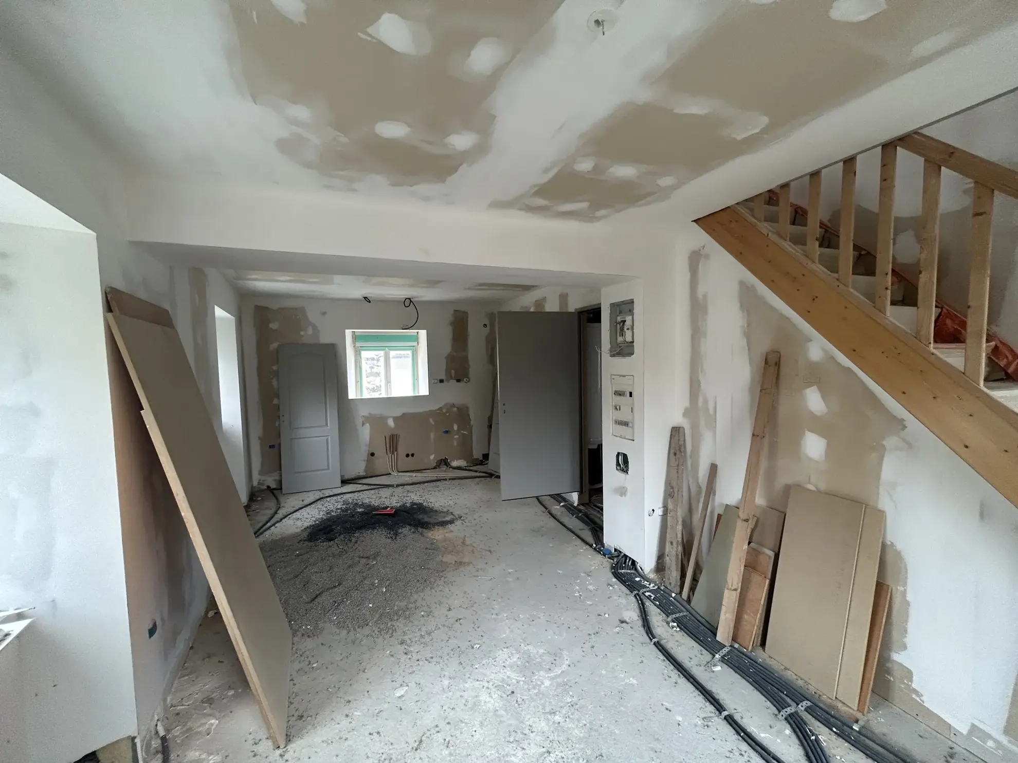 Immeuble à vendre à Laussonne avec location en place et duplex à terminer 