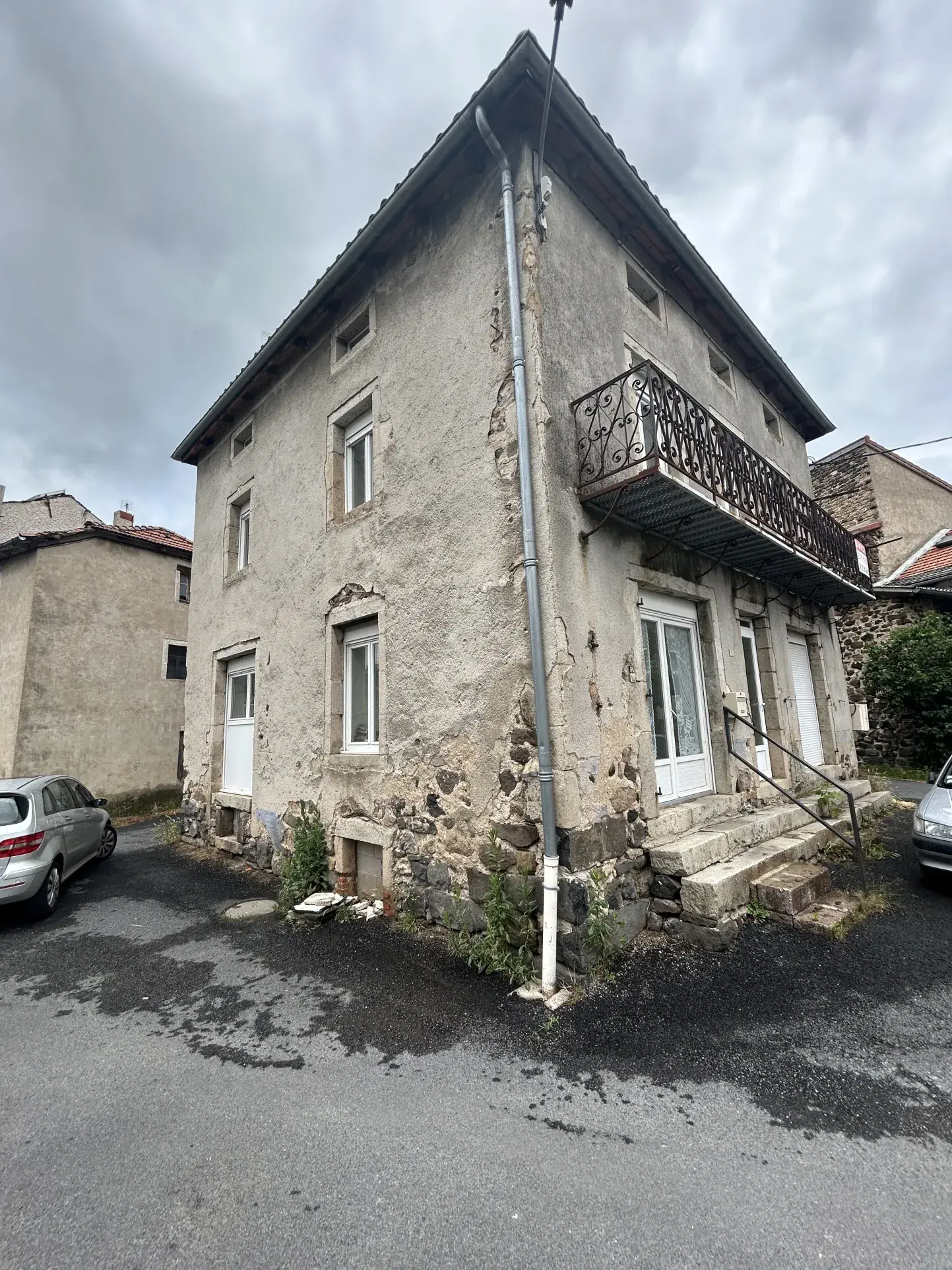 Immeuble à vendre à Laussonne avec location en place et duplex à terminer 