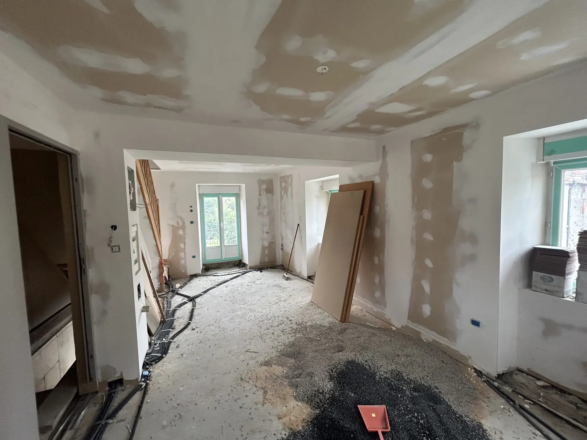 Immeuble à vendre à Laussonne avec location en place et duplex à terminer 