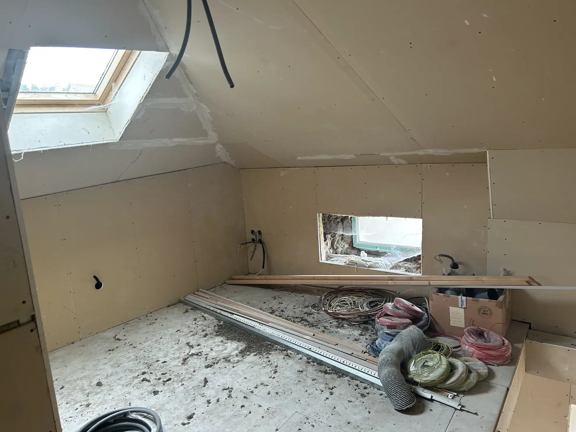 Immeuble à vendre à Laussonne avec location en place et duplex à terminer 