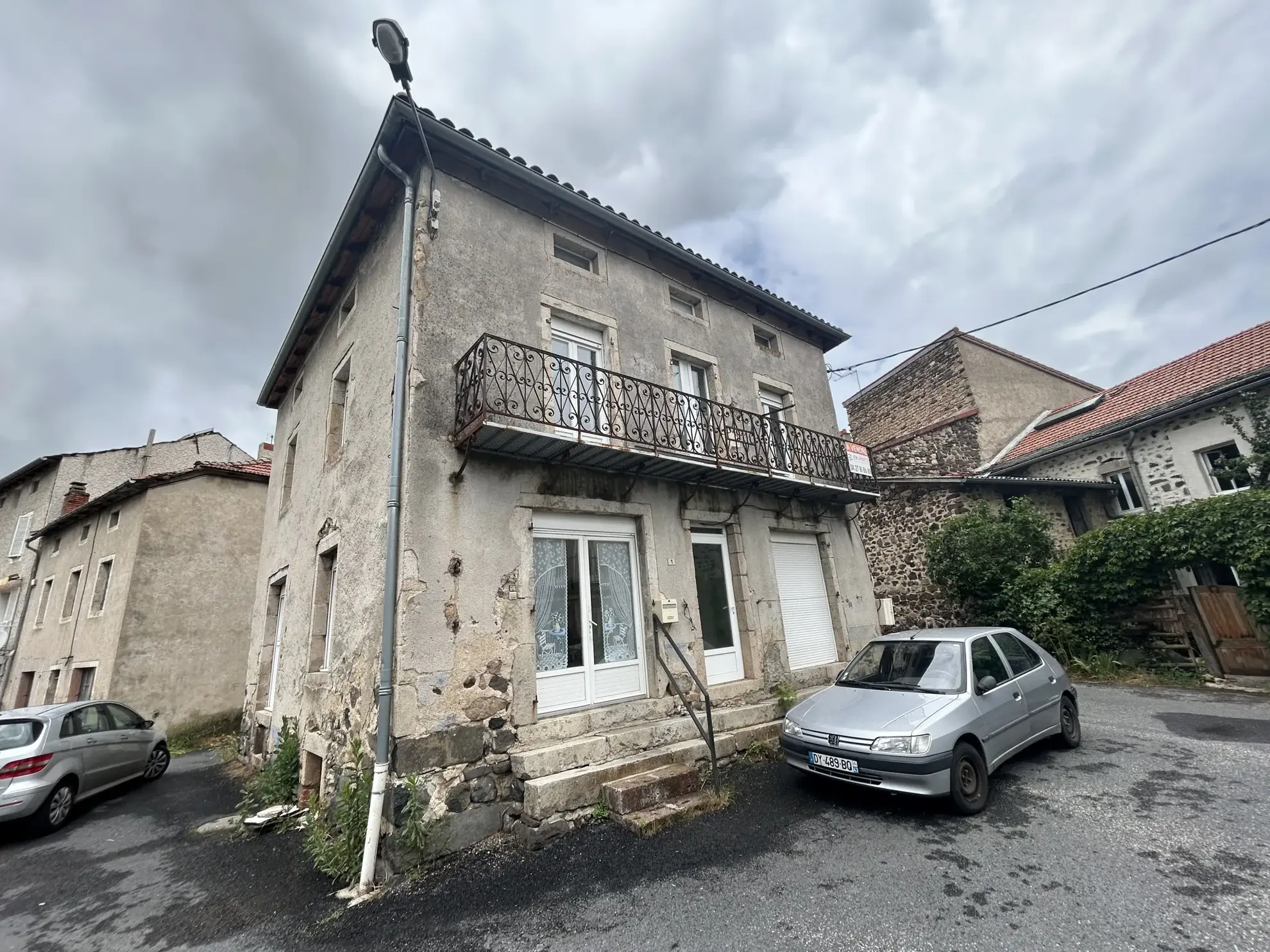 Immeuble à vendre à Laussonne avec location en place et duplex à terminer 